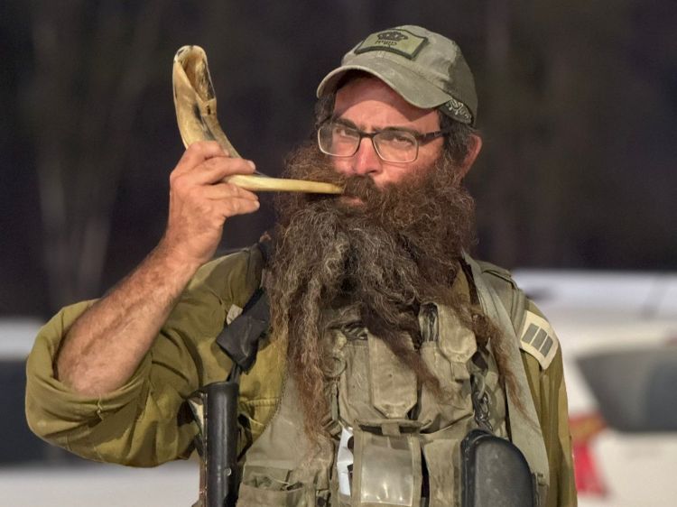  העולם צועק אלוקות